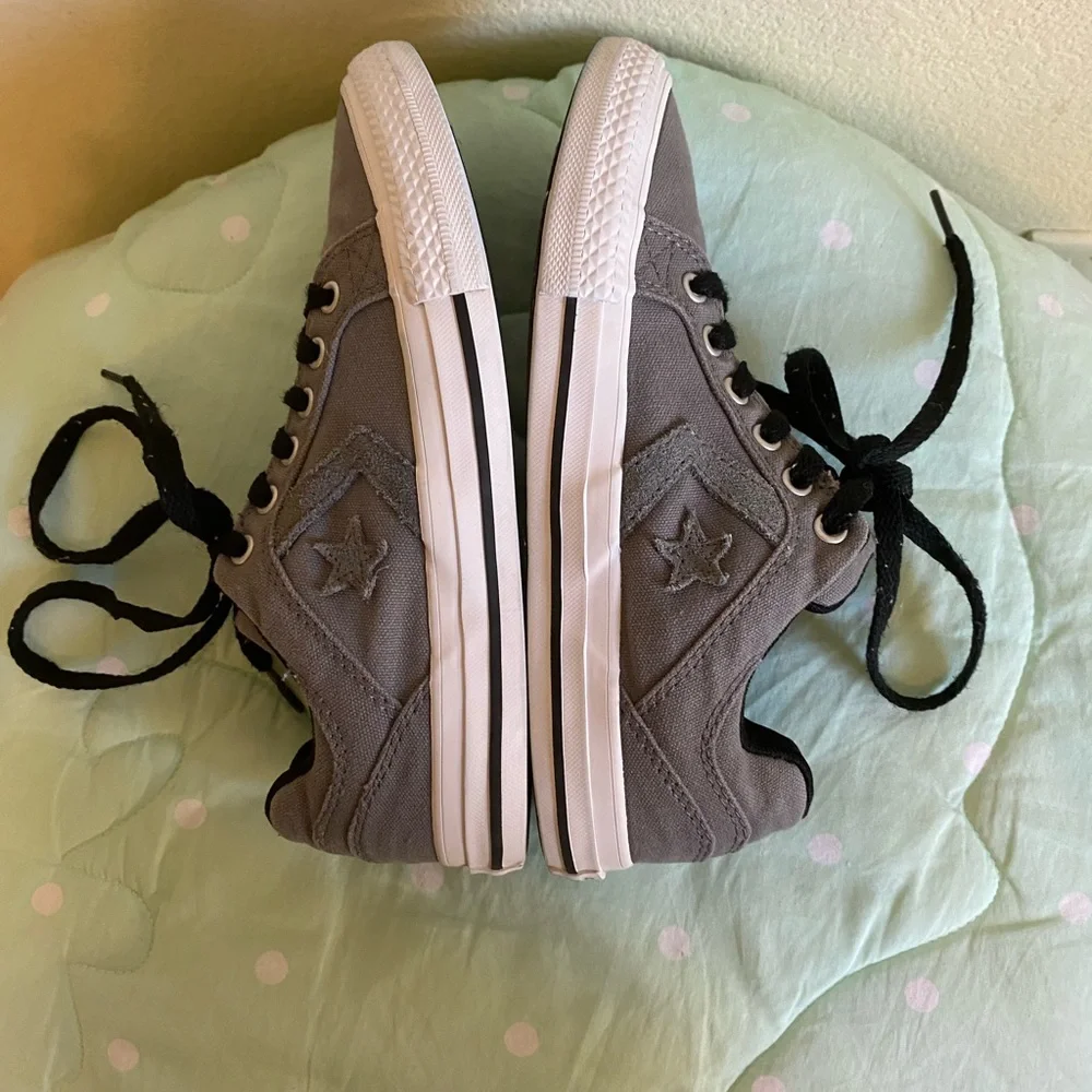 Unisex Kids Gray Converse size 2.